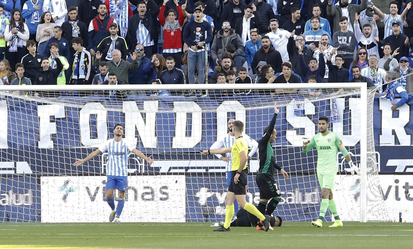 Los jugadores del Málaga CF, tras el penalti ante el Elche. Los jugadores del Málaga CF, tras el penalti ante el Elche.