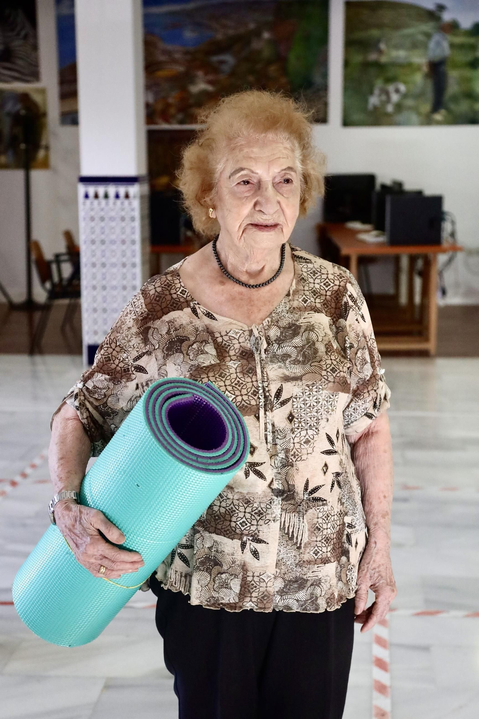 Las fotos de Sara Bullón, vecina de La Luz de 102 años que hace taichí y pinta