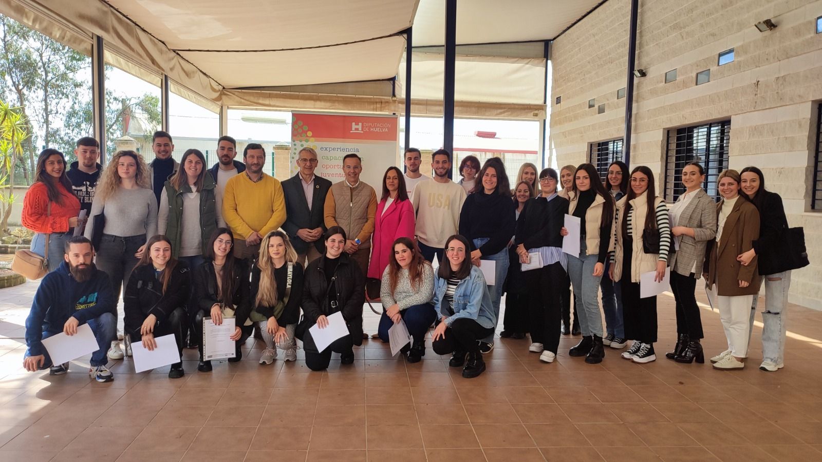 Foto de familia con varios de los jóvenes becados.