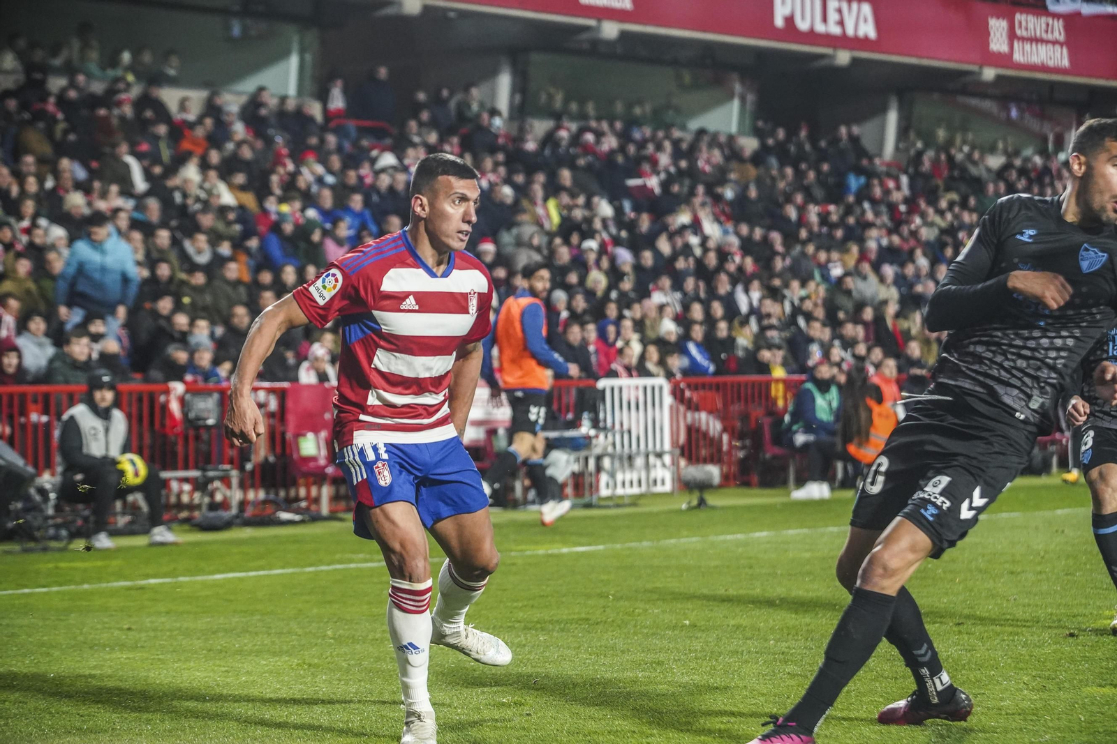Myrto Uzuni centra la pelota en el encuentro ante el Málaga.