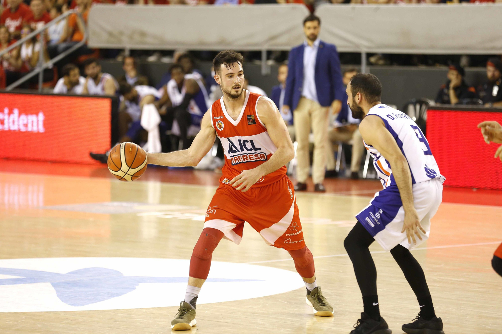 Lluis Costa, defendido por Dani Rodríguez, en la pasada final del 'play off' de LEB Oro entre el Manresa y el Melilla.
