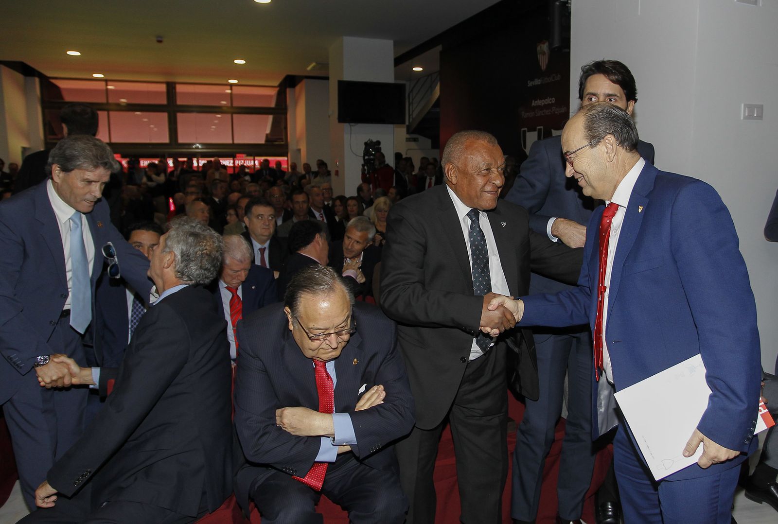 Entrega del Dorsal del Leyenda del Sevilla a Antonio Álvarez