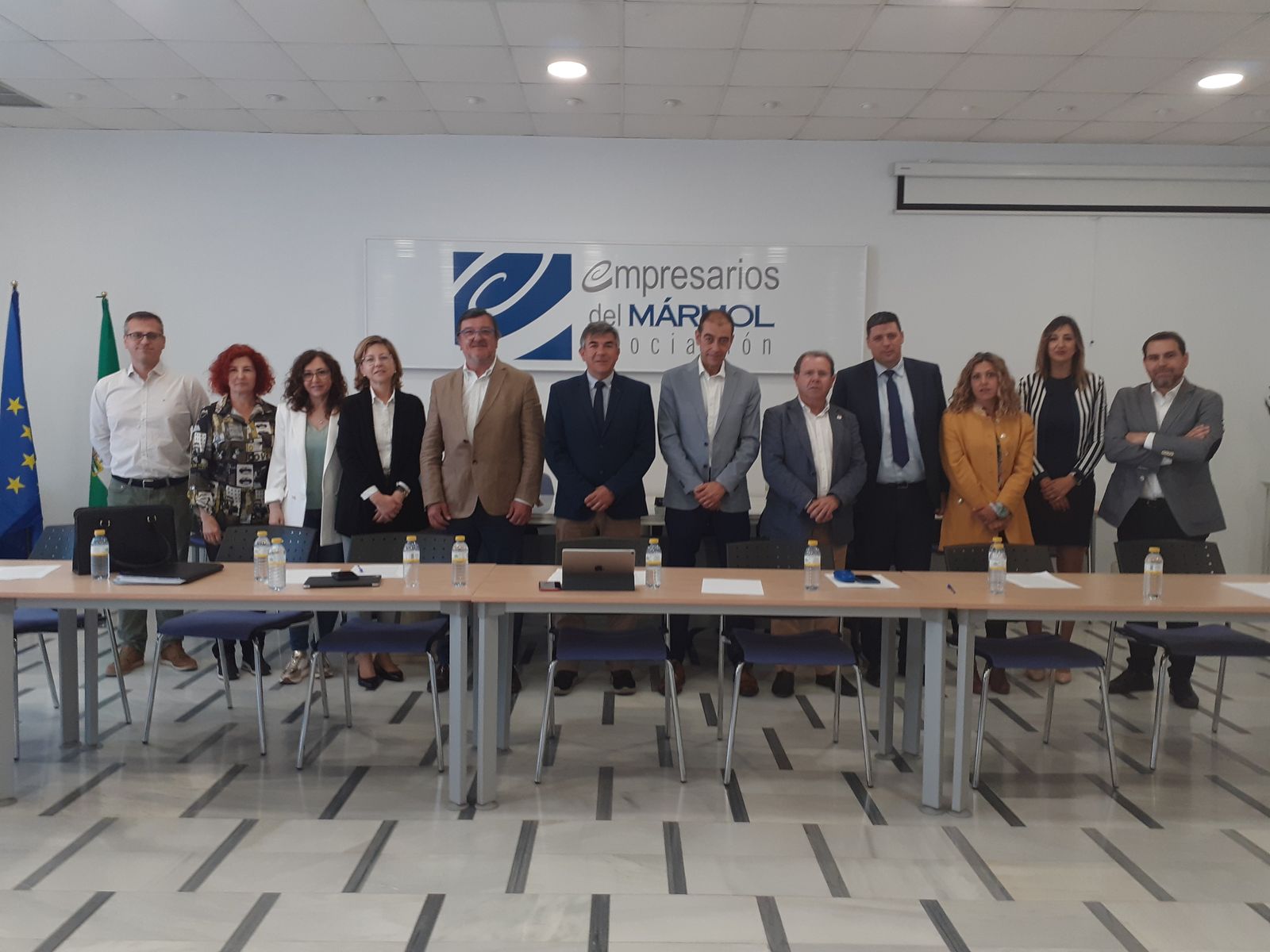 Foto de familia de la reunión en la sede de los empresarios del mármol.