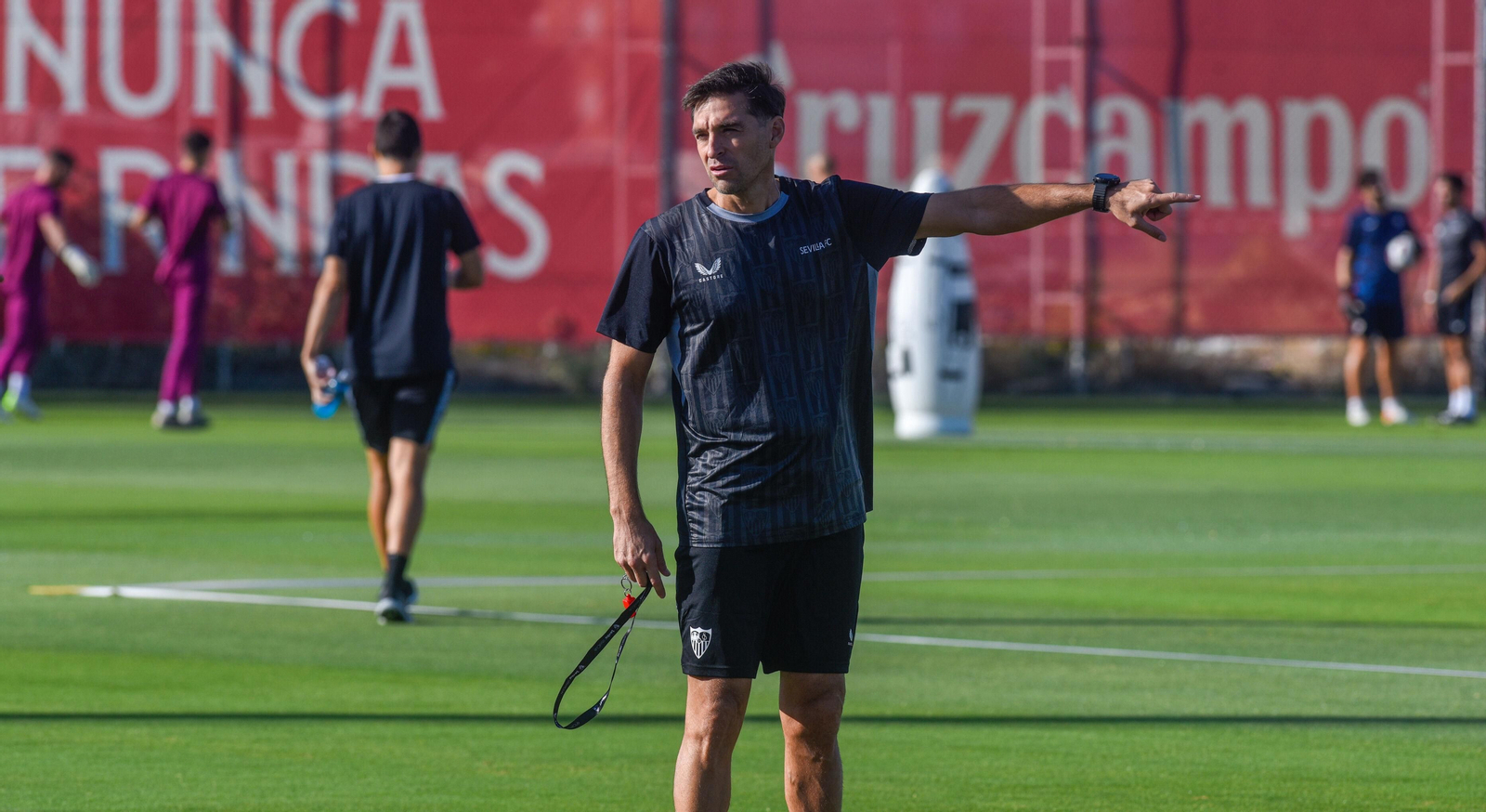 Diego Alonso hace una indicación en el entrenamiento de este jueves.