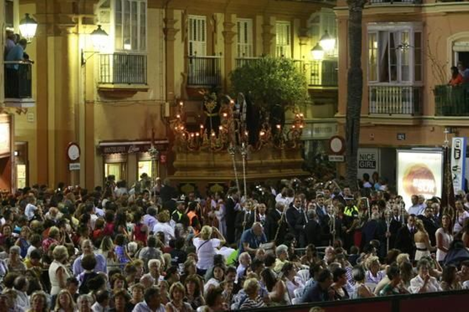 Miles de personas abarrotan las calles de la capital para disfrutar de la  magna de pasos con motivo de la JMJ. Participaron 15 cofradías de la diócesis./Fotos:Julio González

Foto: Julio Gonzalez