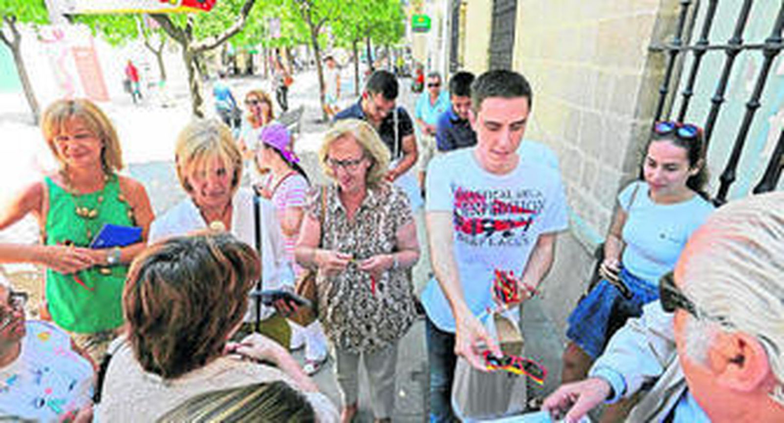 La candidata del PP María José García-Pelayo repartiendo gafas con los colores de la bandera de España.