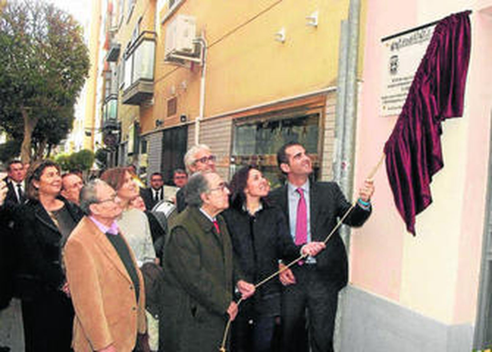 Ramón Fernández-Pacheco junto a Montero Padilla y Magdalena Cantero descubriendo la placa.