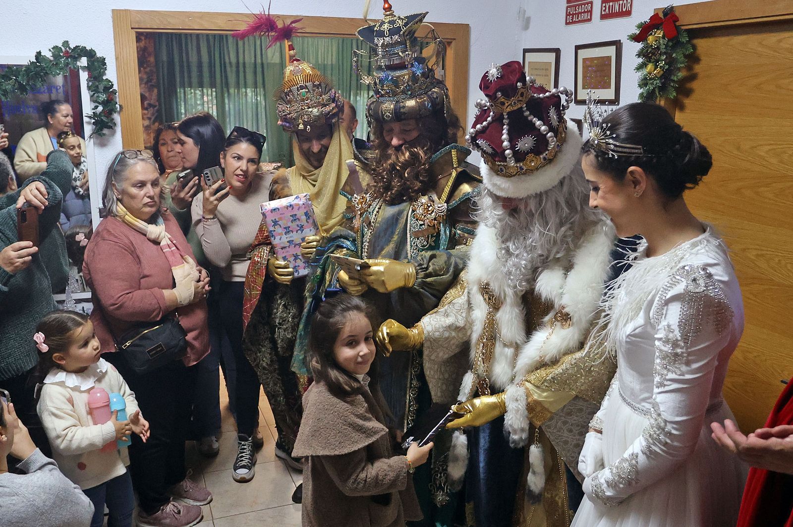Reyes Magos de Huelva 2025: Imágenes de la visita a la Residencia María Nazaret