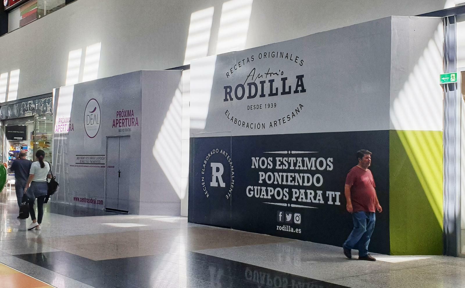 Vista exterior del cartel de Rodilla que tapa el local en el que se está trabajando en Vialia
