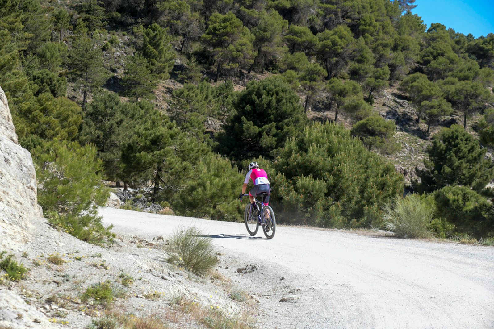 Un ciclista, en la sierra de Huétor.
