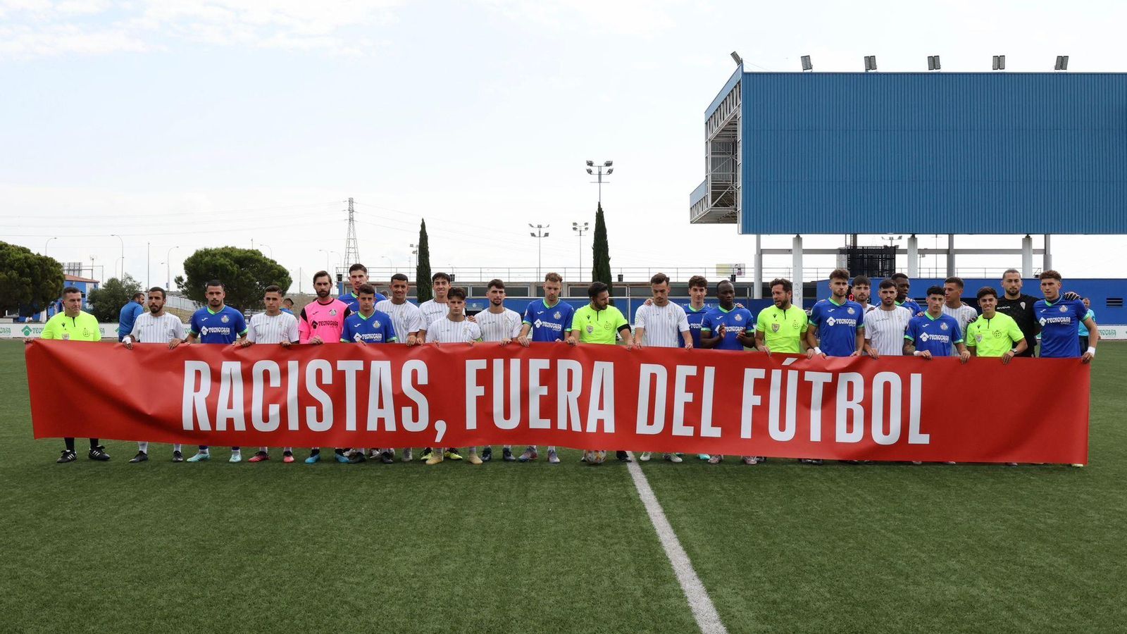 Los dos equipos saltaron al campo con una pancarta contra el racismo.