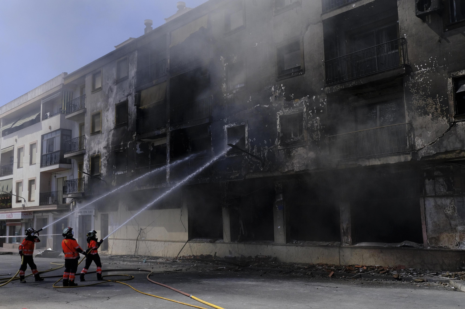 Incendio de un edificio de 18 viviendas en Ronda, en fotos