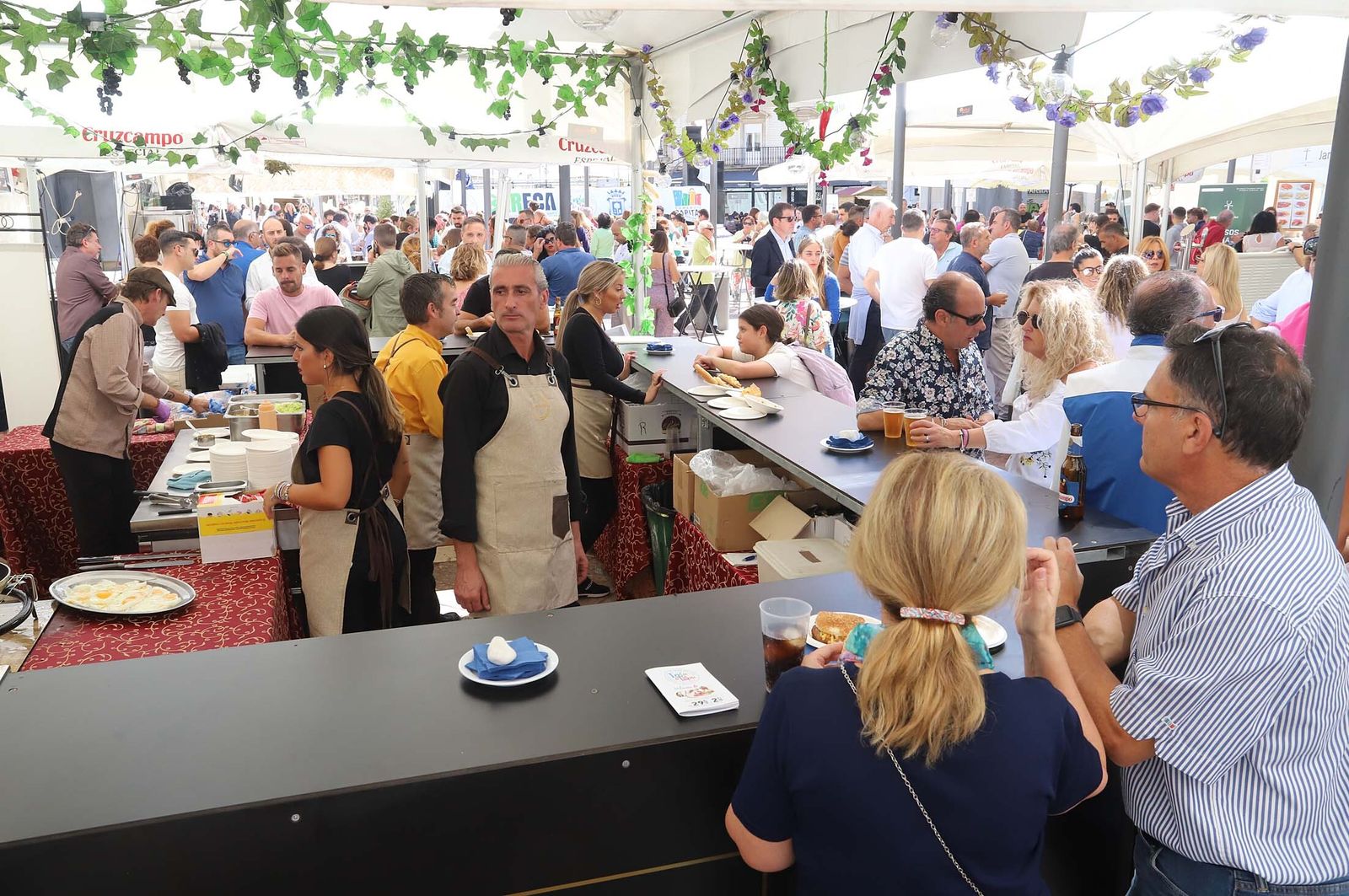 Imágenes del gran ambiente en el segundo día de la Feria de la Tapa
