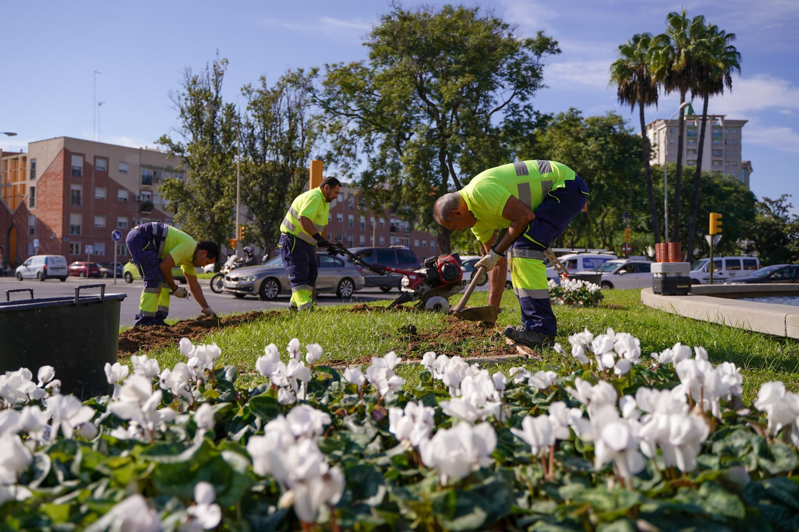 Colocación de flores en la rotonda de los bomberos de Huelva. Colocación de flores en la rotonda de los bomberos de Huelva.