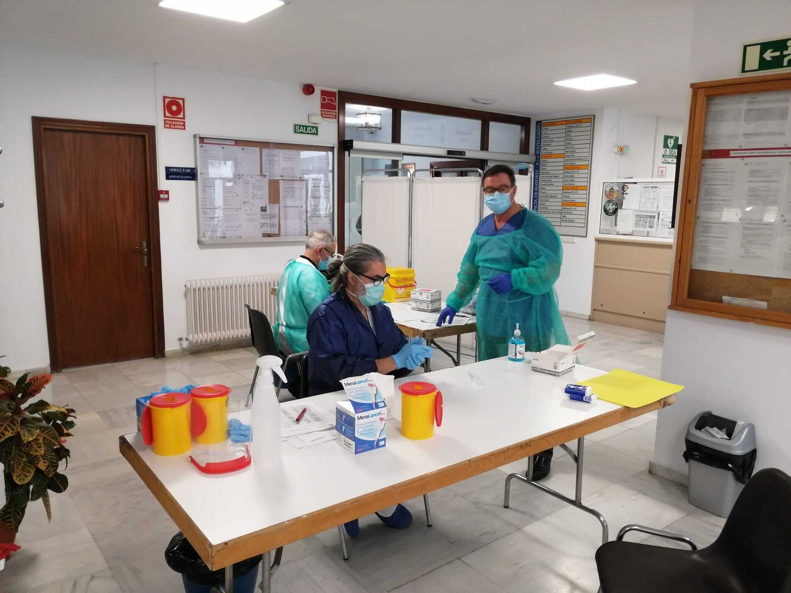 El personal que ha realizado los test rápidos en la residencia de mayores Matía Calvo