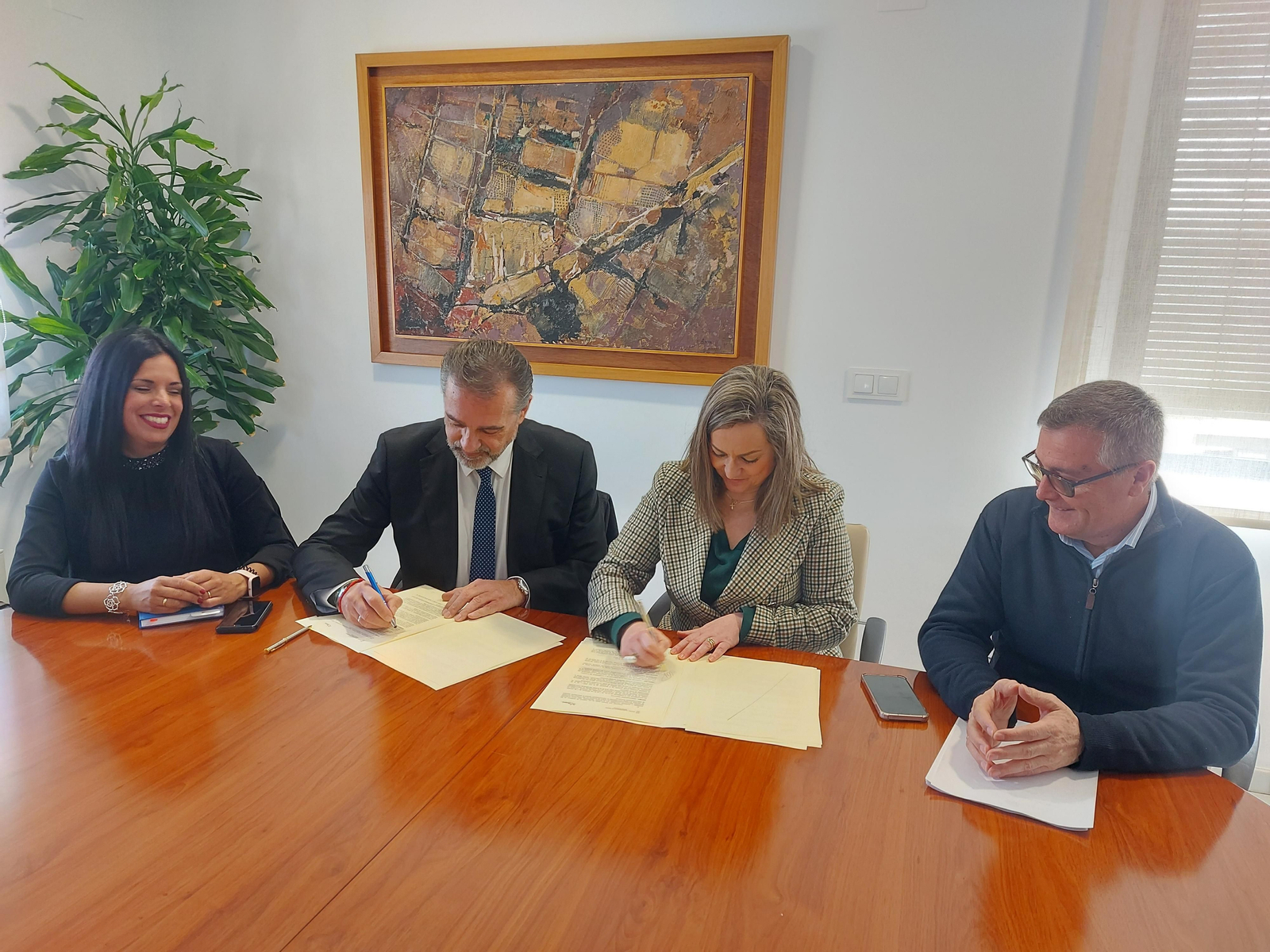 Firma del acuerdo entre el Ayuntamiento de Baena y Anfane.