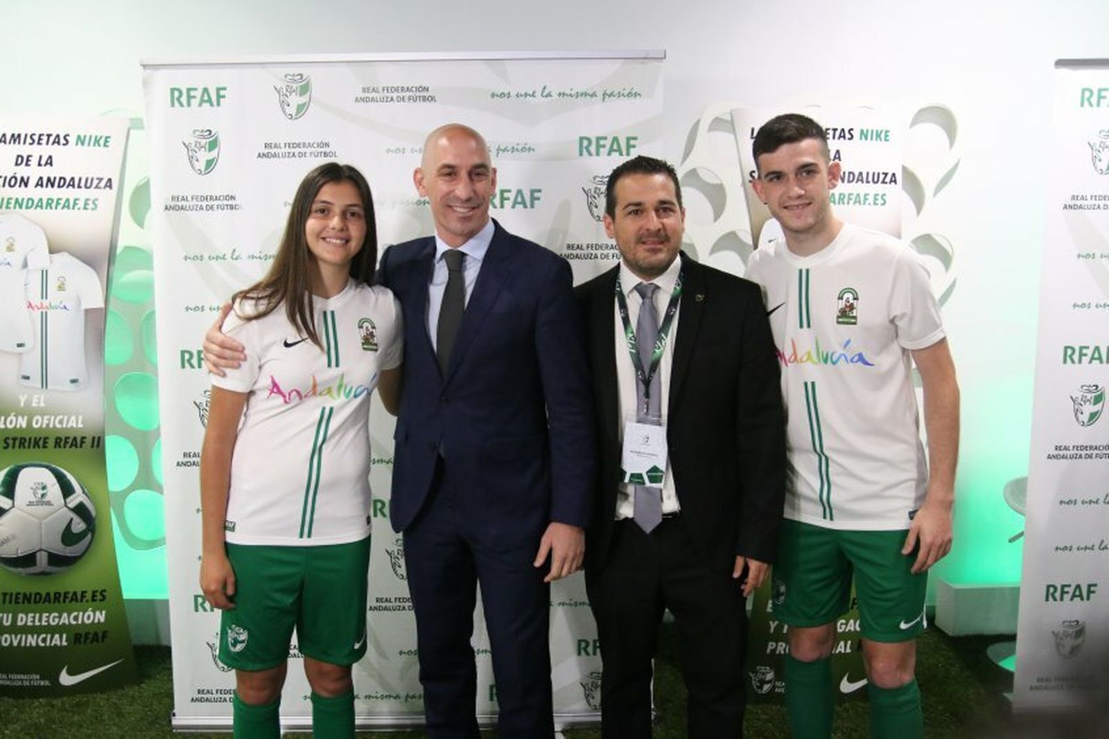 La cadista Teresa Mérida (i), junto al presidente de la RFEF y al nuevo de la Andaluza.