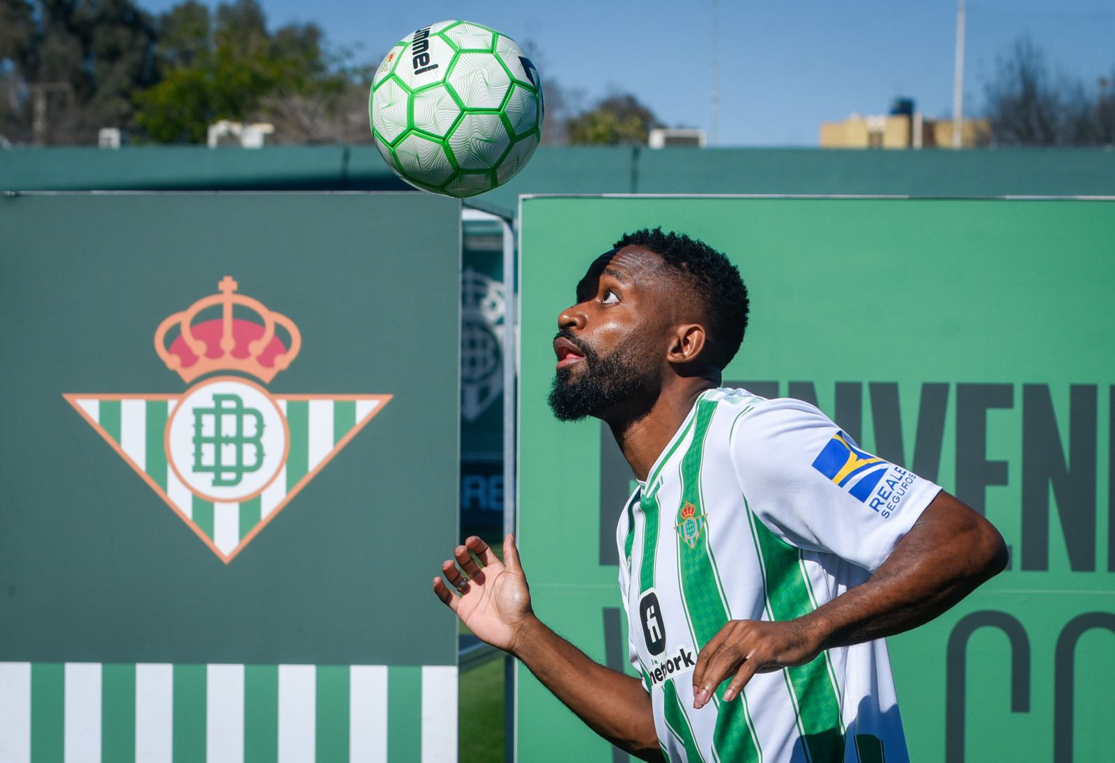 La presentación de Cédric Bakambu, en imágenes