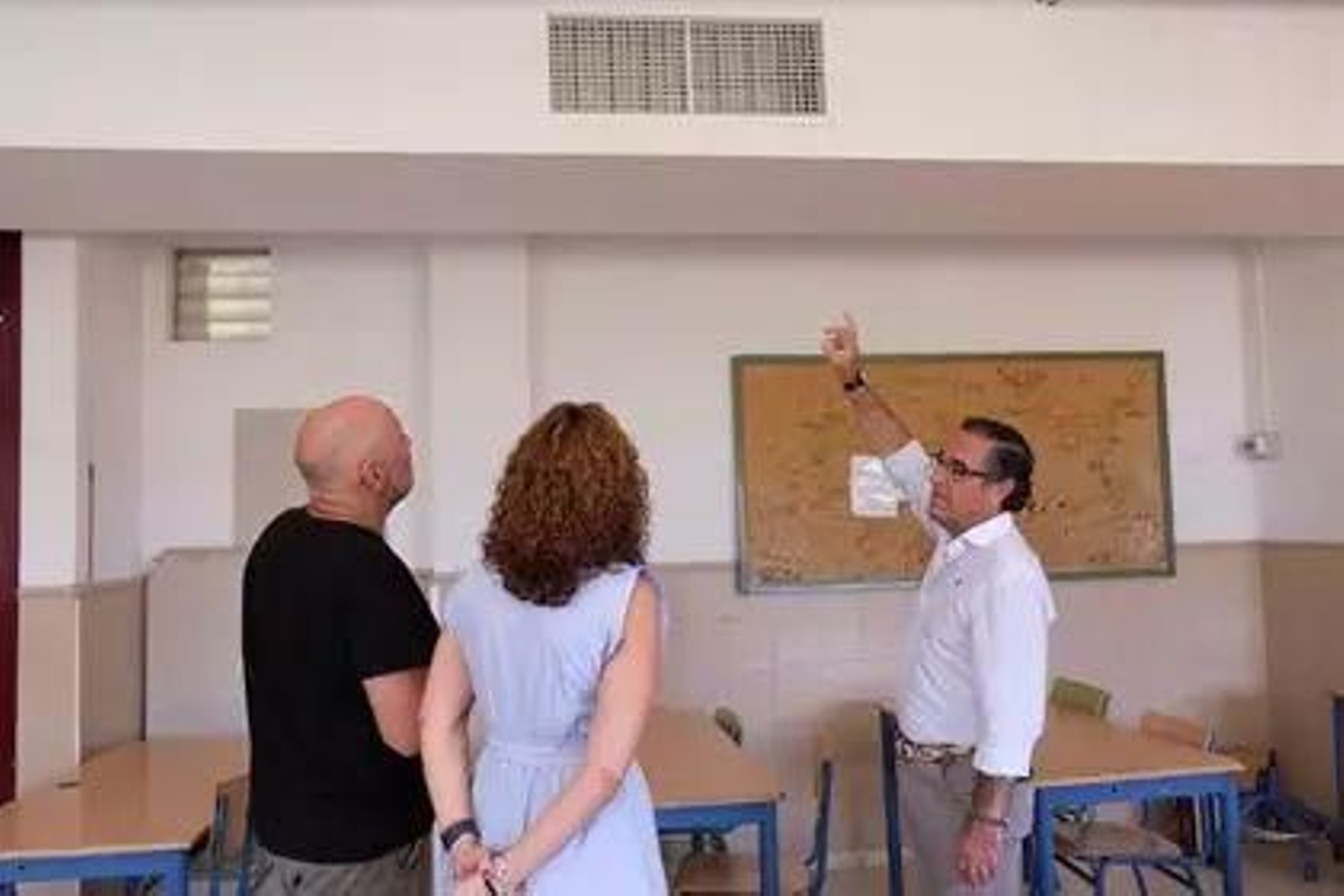 Imagen de archivo de Miguel Briones visitando las obras de bioclimatización