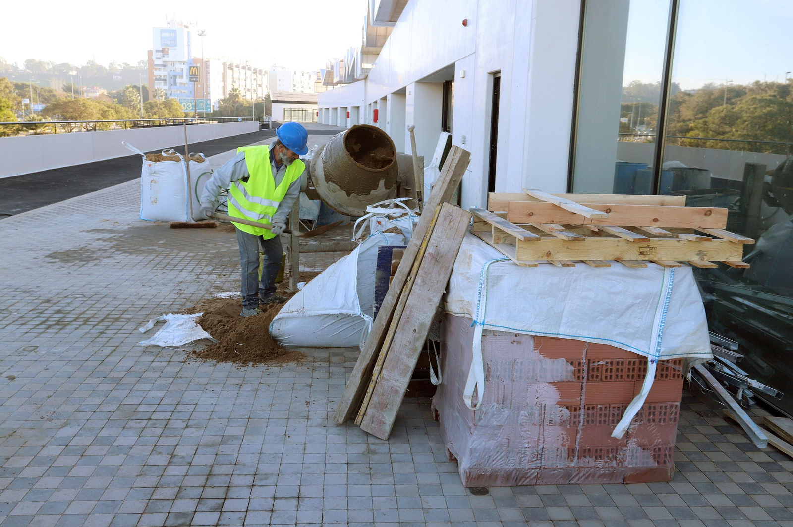 Imágenes de la visita a las instalaciones de la Ciudad del Marisco del Puerto de Huelva