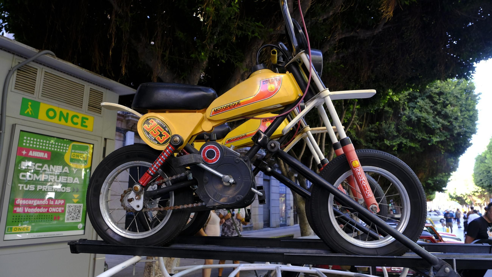 La exposición de Seat 600 y Mini Cooper en la Feria de Almería, en imágenes