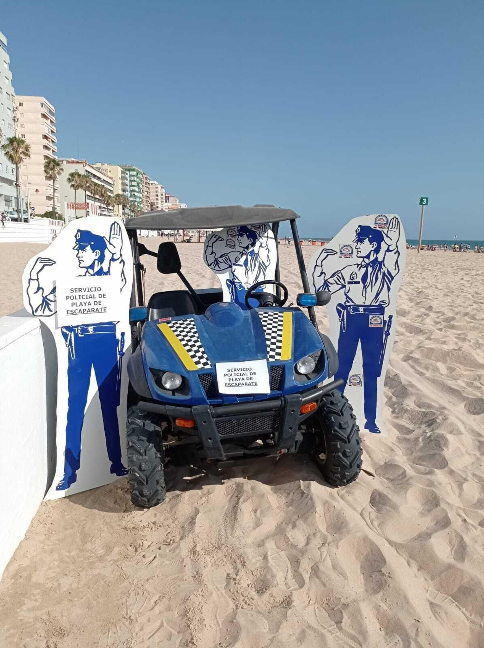 Imagen del vehículo de playas de la Policía Local con los agentes de cartón usados para la protesta.