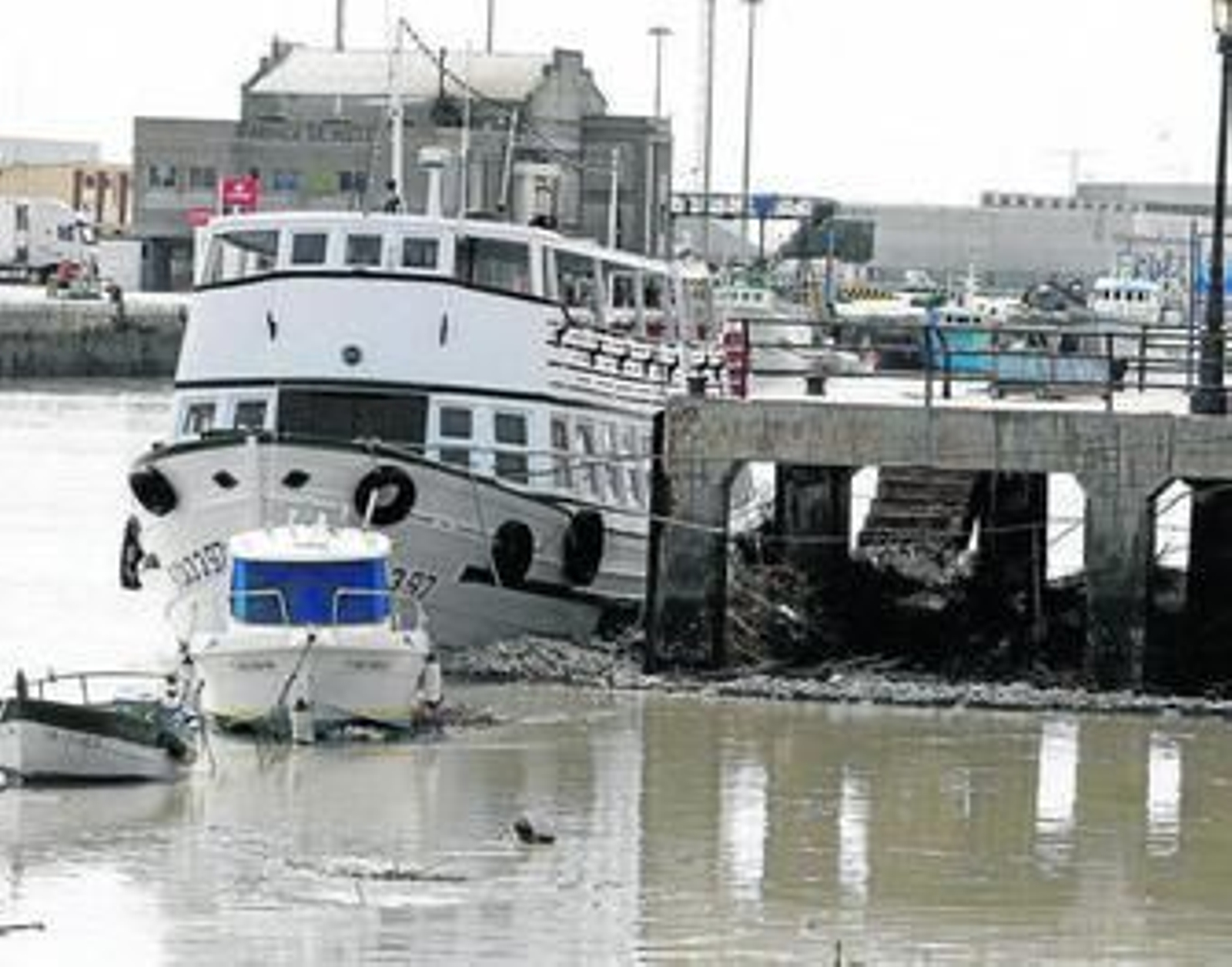 Algunos amarres no pudieron resistir la fuerte corriente.