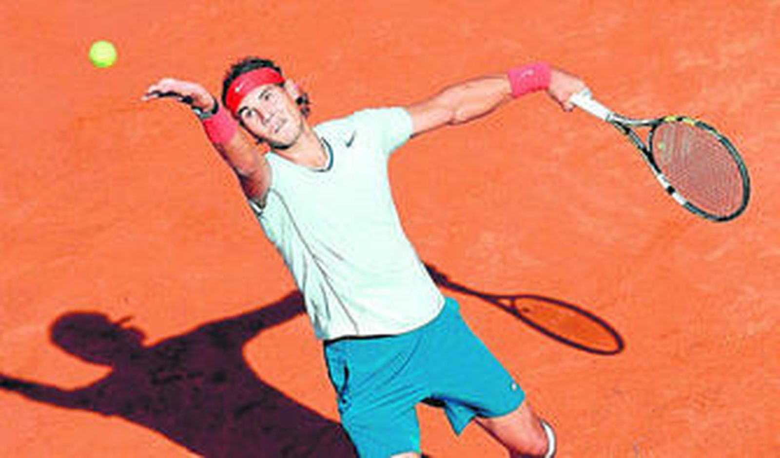 Rafael Nadal realiza un saque durante su encuentro ante David Ferrer.