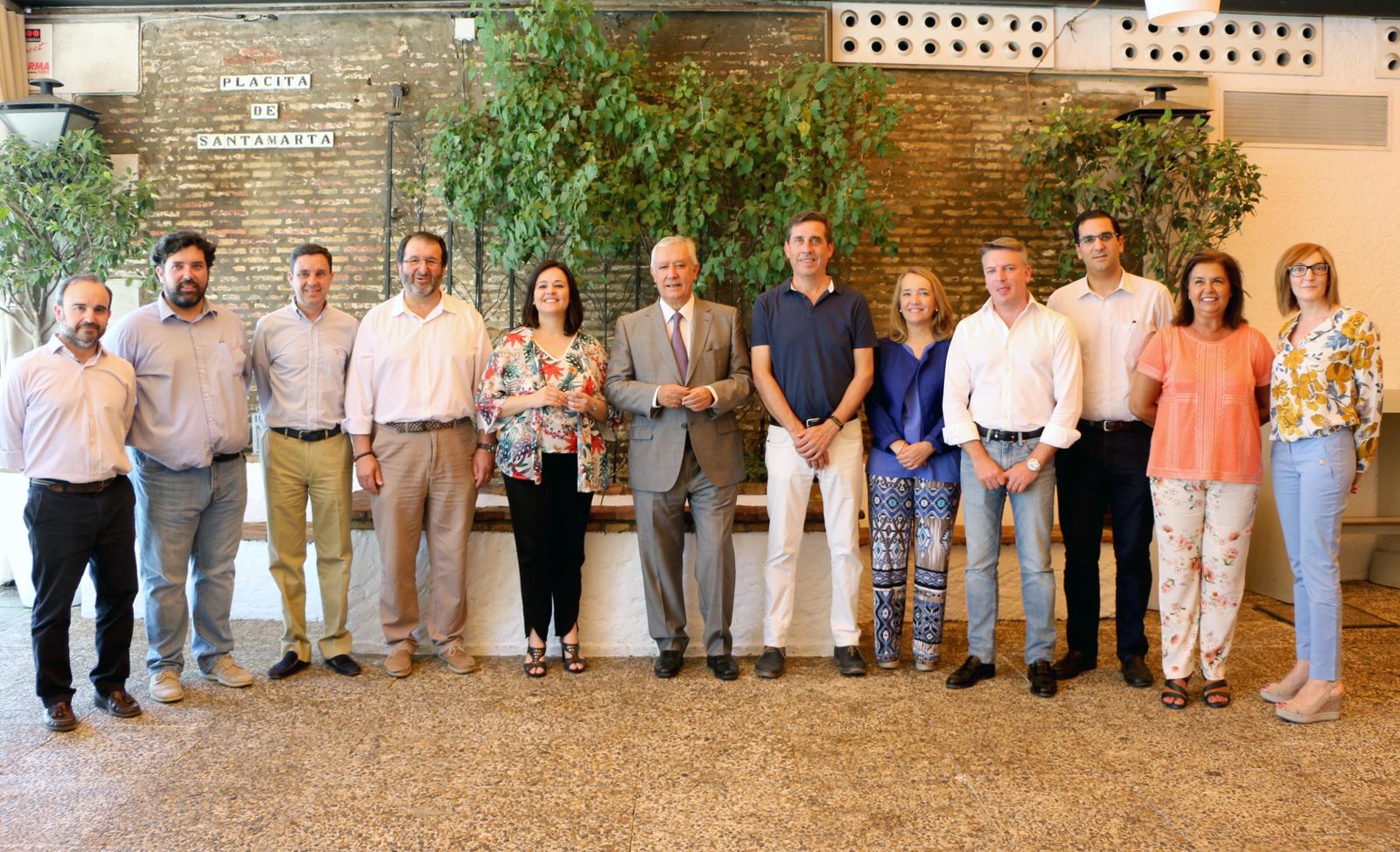 Virginia Pérez y Javier Arenas, en una reunión del Consejo de Alcaldes del PP de Sevilla.