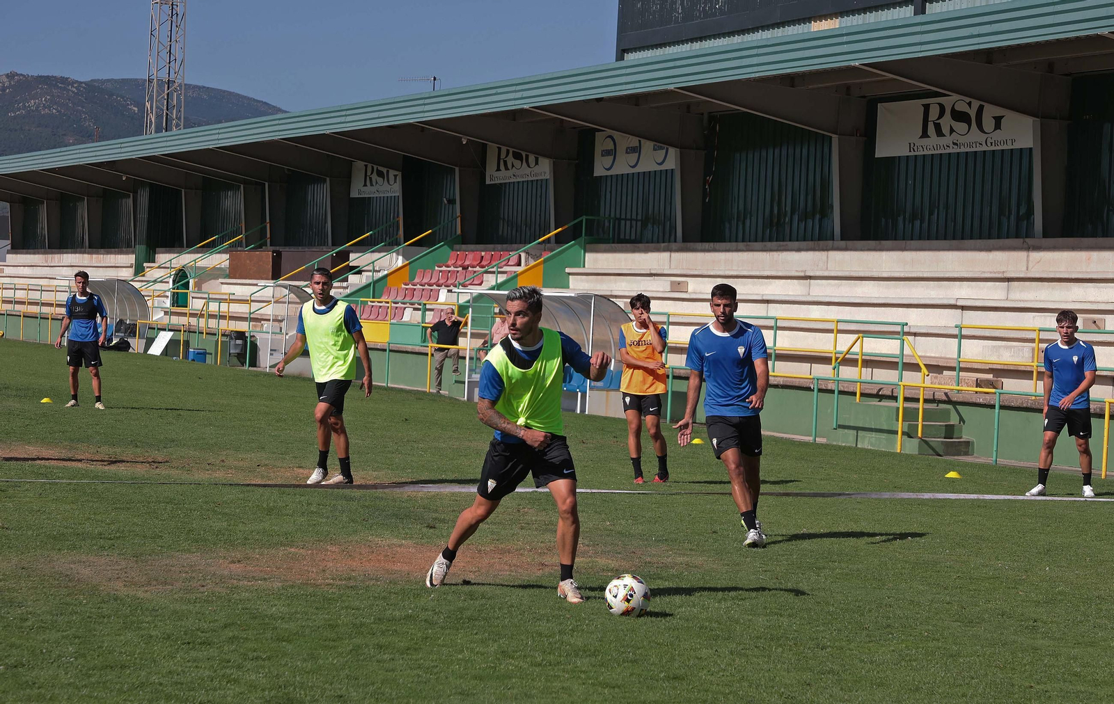 Fotos del primer entrenamiento del Algeciras CF de la pretemporada 2024/2025 en Los Barrios