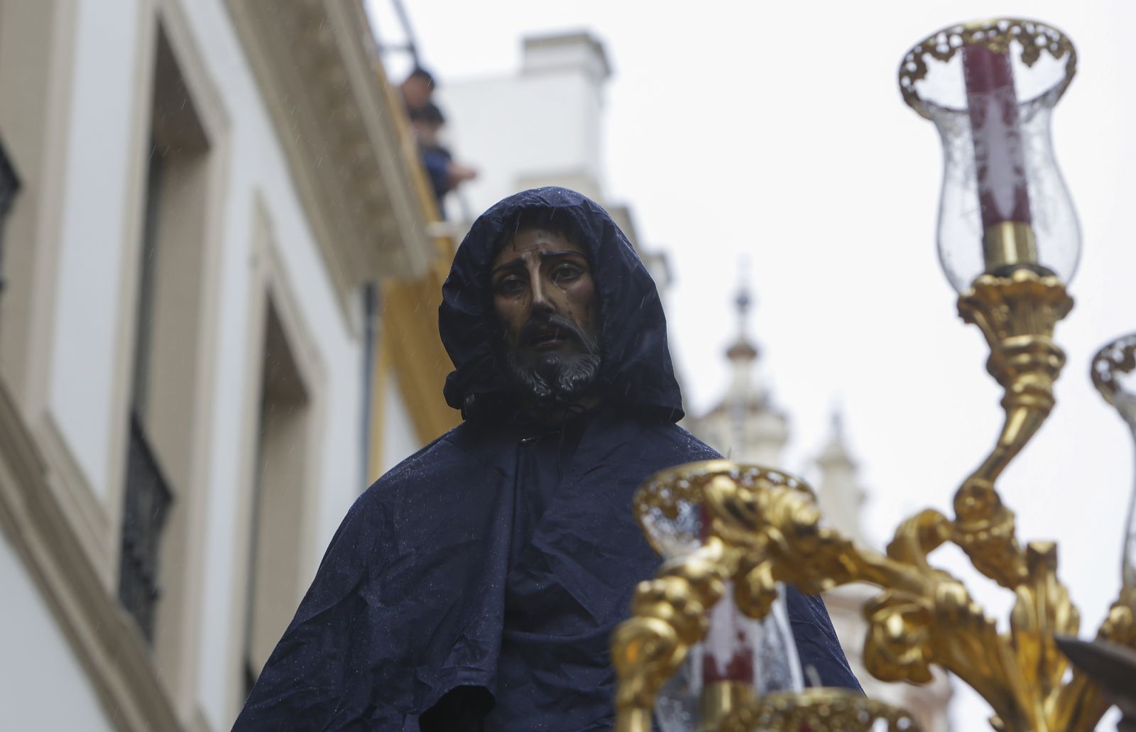 Cautivo con el capote impermeable