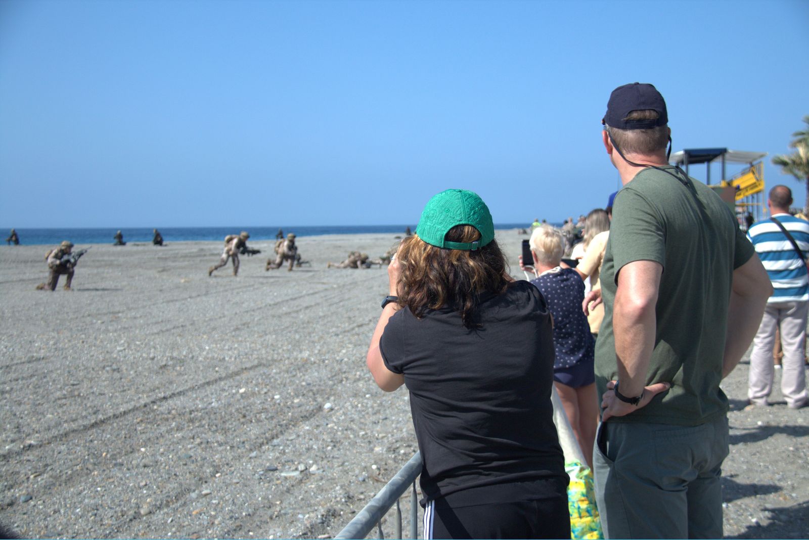 Paracaidistas, aviones y persecuciones marítimo-terrestres, los ensayos de las Fuerzas Armadas en Motril, en imágenes