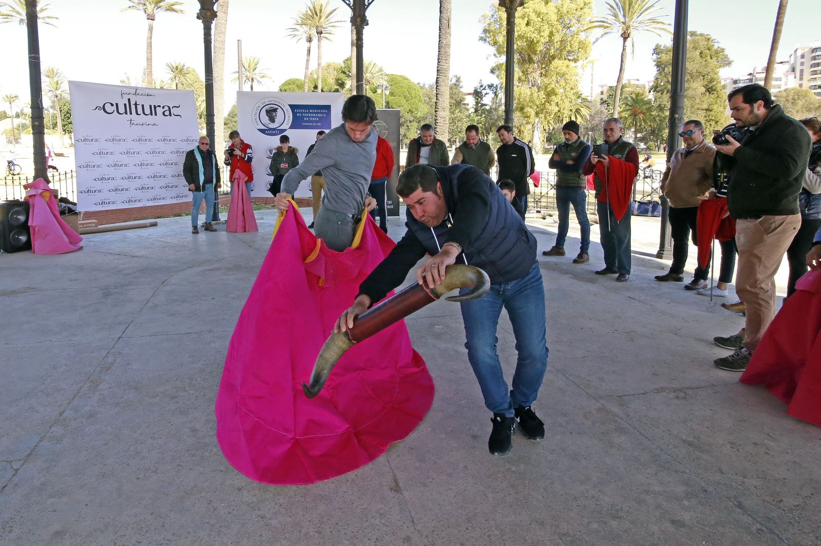 Canales Rivera con los jerezanos de la Asoc. de Antiguos Alumnos de la Escuela Municipal de Tauromaquia de Jerez