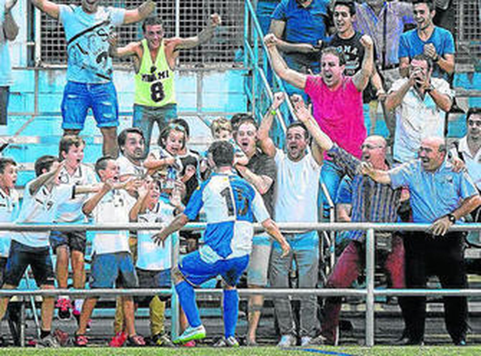 Edu García celebra con los aficionados el gol en el último minuto de la prórroga con el que el Ebro eliminó al Tudelano.