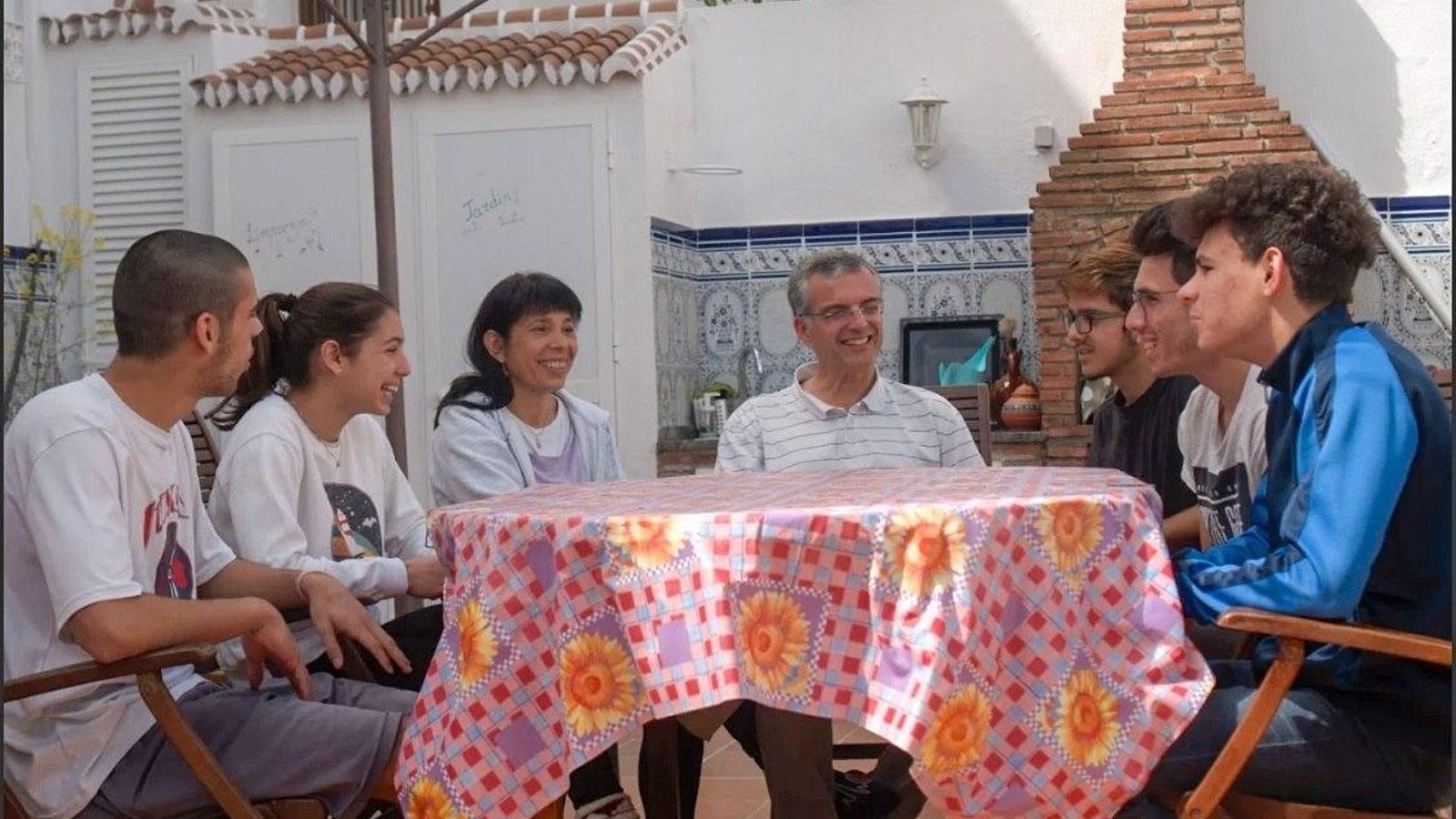 Las relaciones sociales en grupos más amplios serán posibles en la Fase 2.