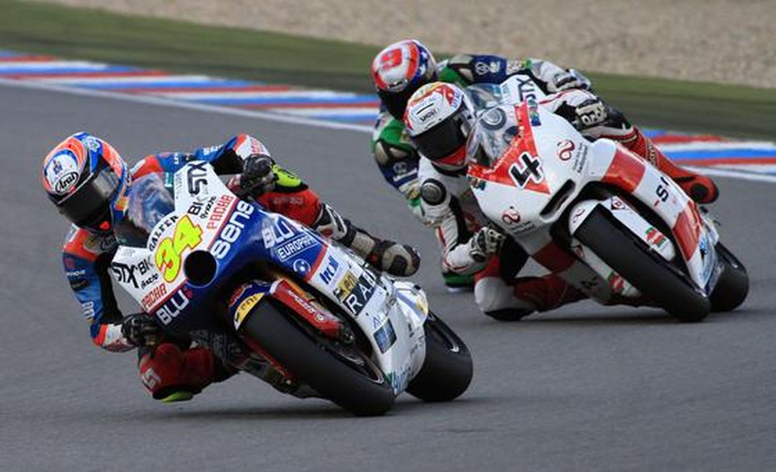 Iannone se cuela por delante de Marc Márquez y Bradl en Moto2. / AFP