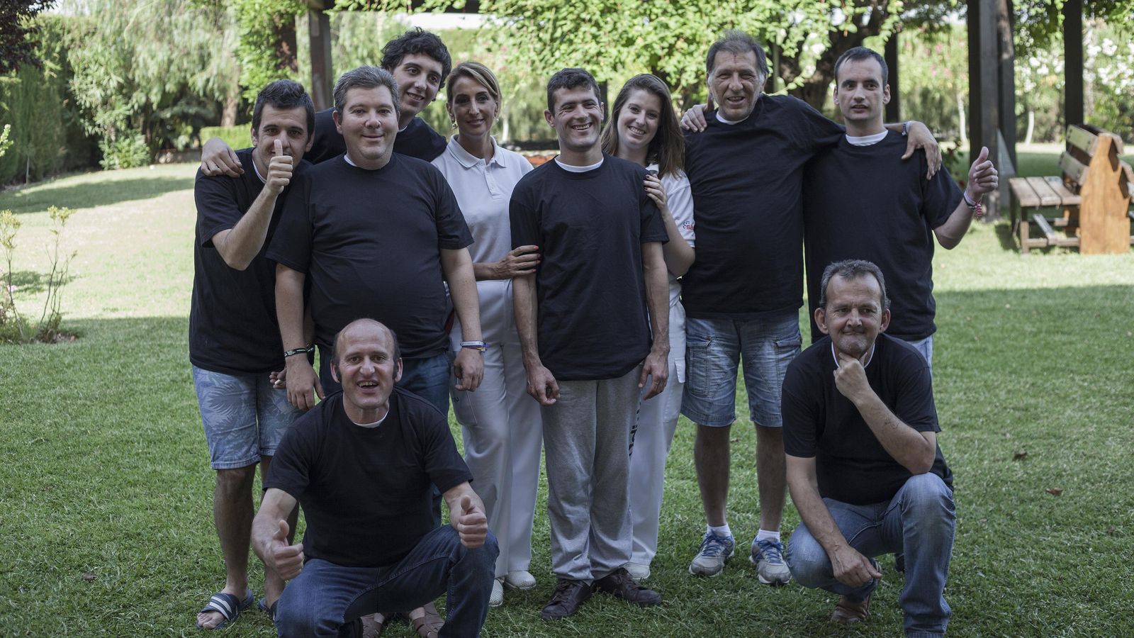 Actores e integrantes de la compañía formada por un grupo de residentes del centro San Sebastián de SAMU, en Cantillana.