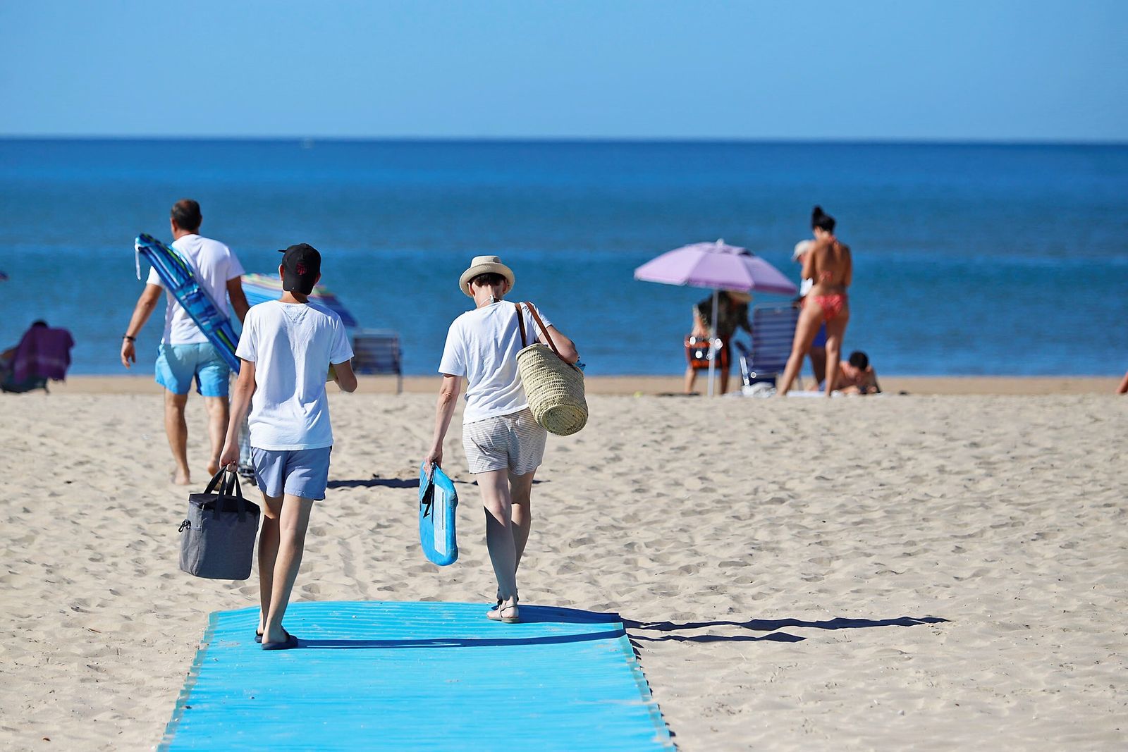 Ciudadanos en una de playas de Huelva.