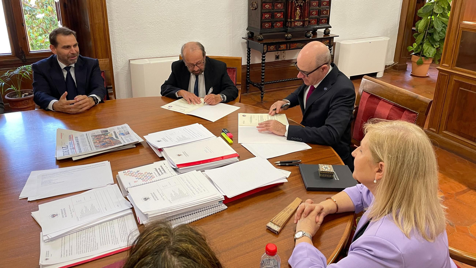 Firma de los acuerdos del rector de la universidad americana, Federico Cárdenas, con el rector de la UGR, Pedro Mercado y con el director gerente de Cámara Granada, Joaquín Rubio