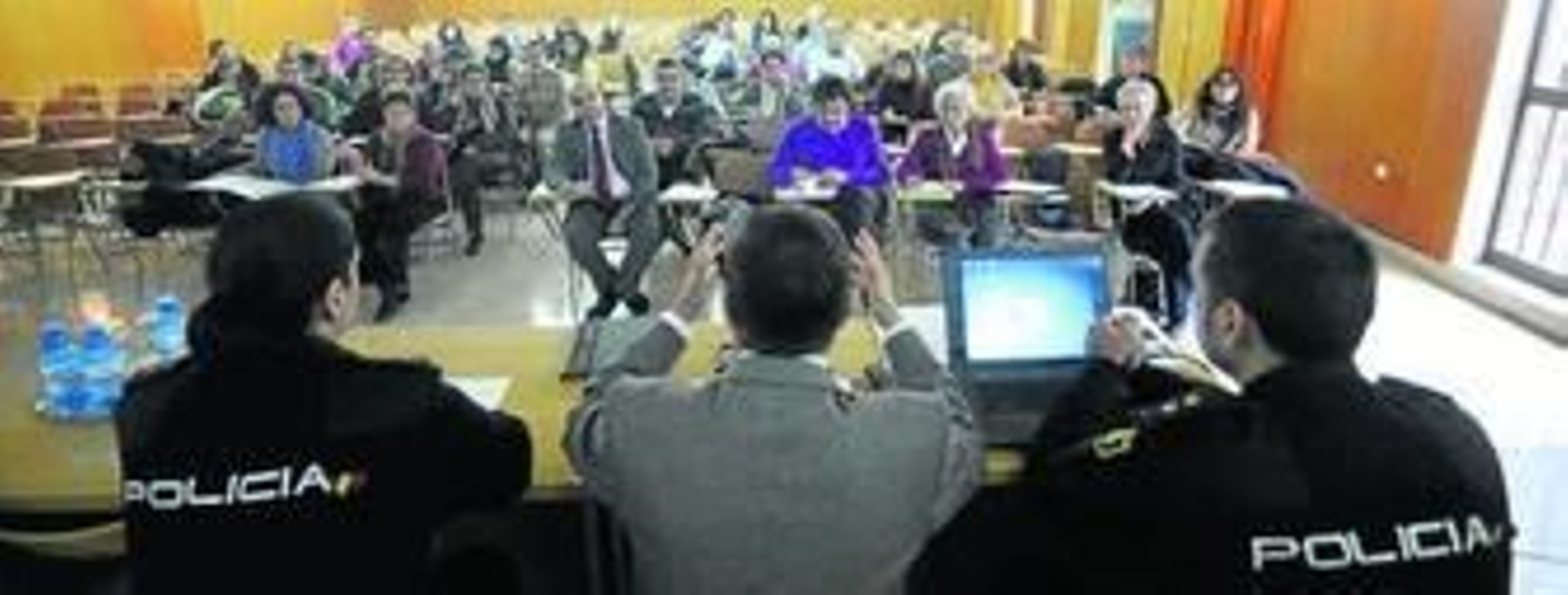 Los inspectores Lidia Avivar y Jesús Walter Ortega, junto a Fracisco Luis Martínez, de la asociación Escuelas Católicas, imparten la charla a directivos de una treintena de centros.