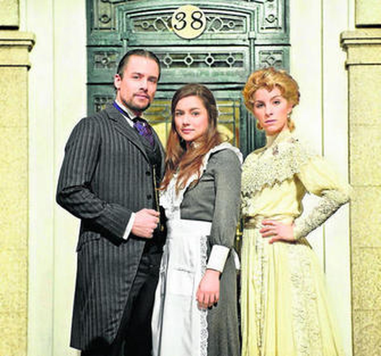 Germán, Manuela y Cayetana forman el triángulo amoroso de esta ficción.