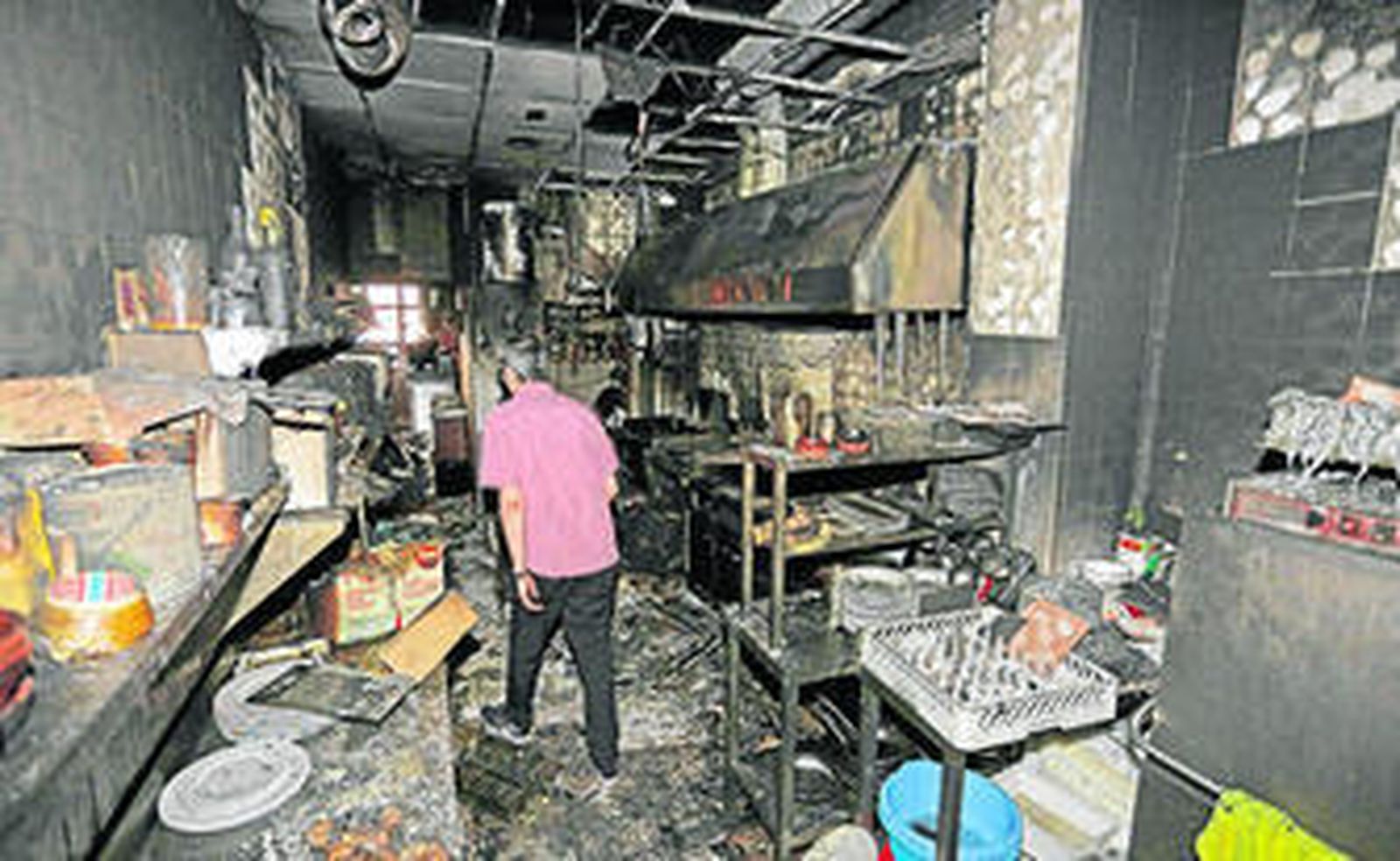 Desolador aspecto que presentaba ayer la cocina calcinada del mesón 'La Alcazaba'.