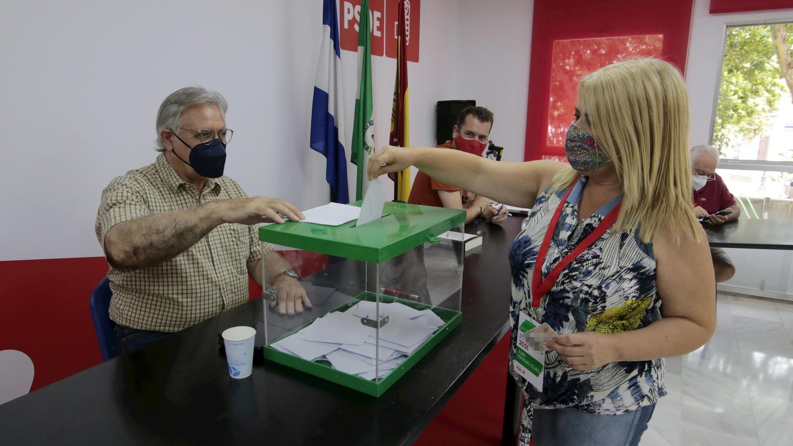 Mamen Sánchez, votando.