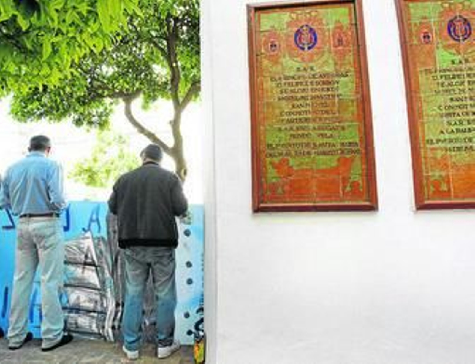 Los trabajadores estuvieron ayer de nuevo concentrados a las puertas del hotel, en la calle Larga.