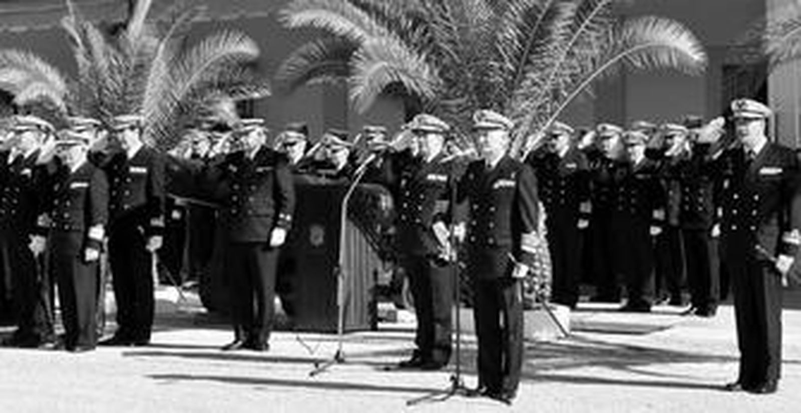 En el centro, el almirante jefe de Apoyo Logístico, Manuel Otero, preside el acto en el que toma posesión el nuevo almirante José Angel Pita, a su lado.