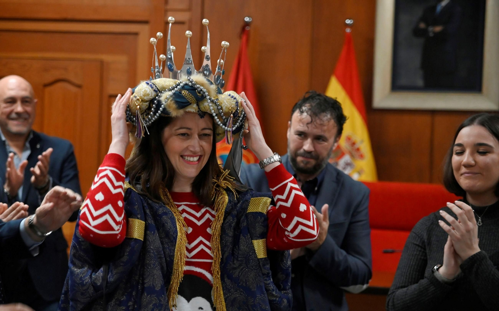 María Dolores Manjón recibe la corona del Rey Melchor en el sorteo de la Cabalgata de 2024.