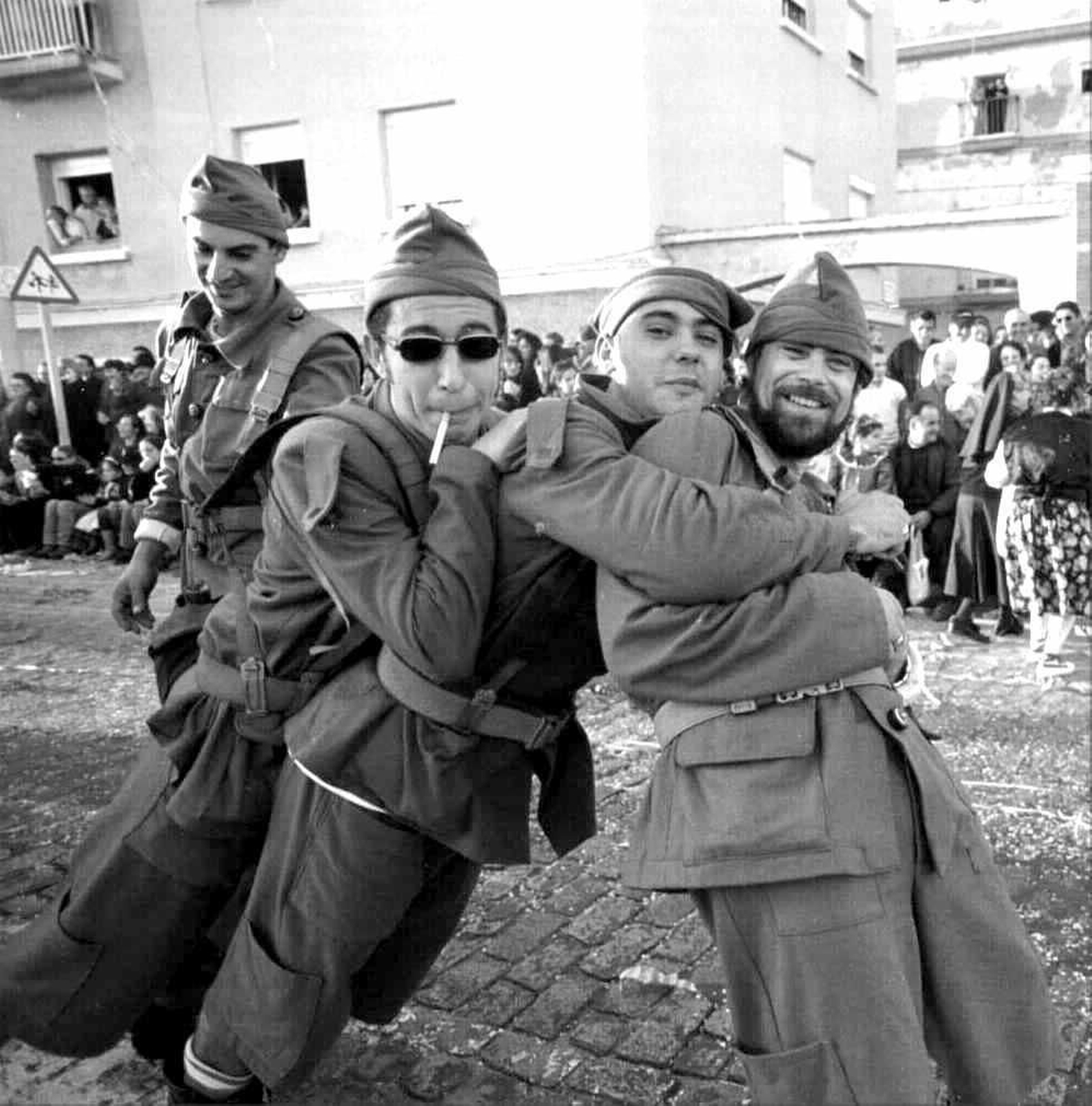 La chirigota del Love 'Los pofesionales', en la cabalgata del humor de 1999.