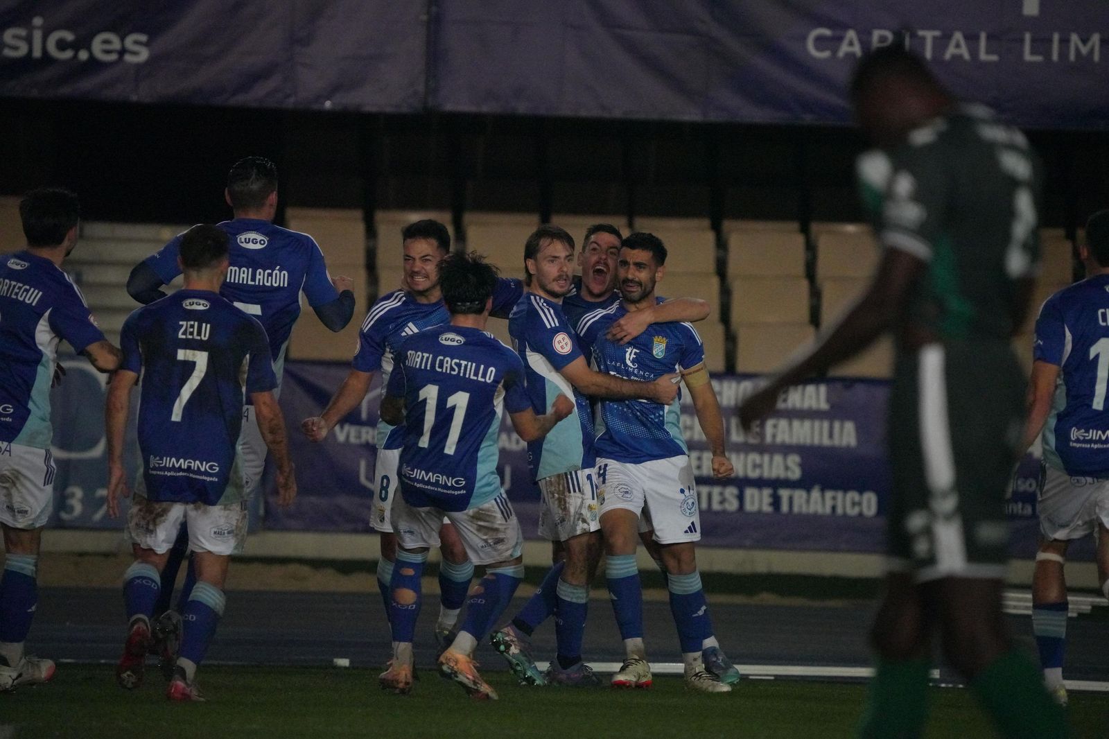 Adri Rodríguez celebra con sus compañeros el 1-0.