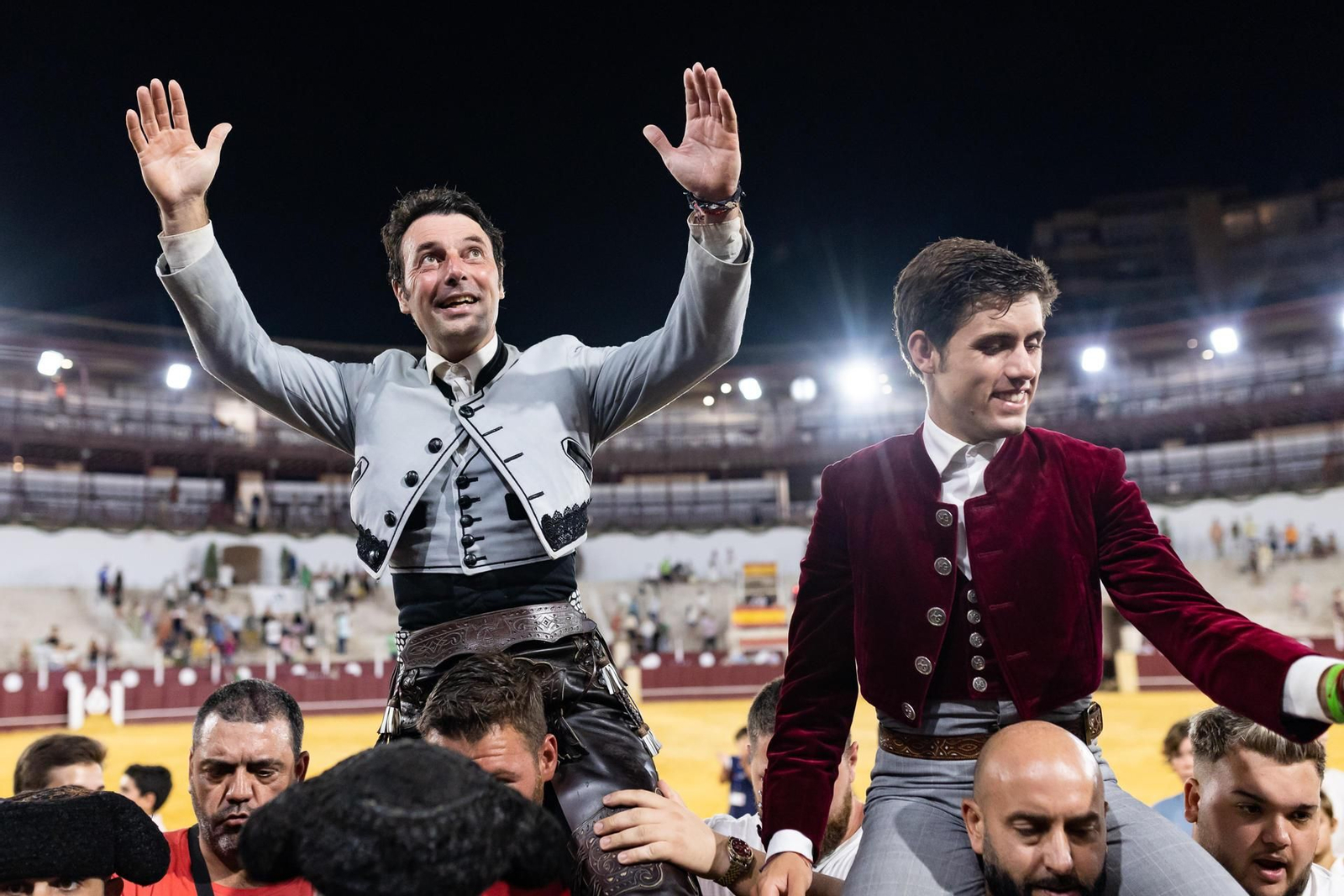Los rejoneadores Guillermo Hermoso de Mendoza (derecha) y Andy Cartagena (izquierda), a hombros tras cortar dos orejas cada uno .