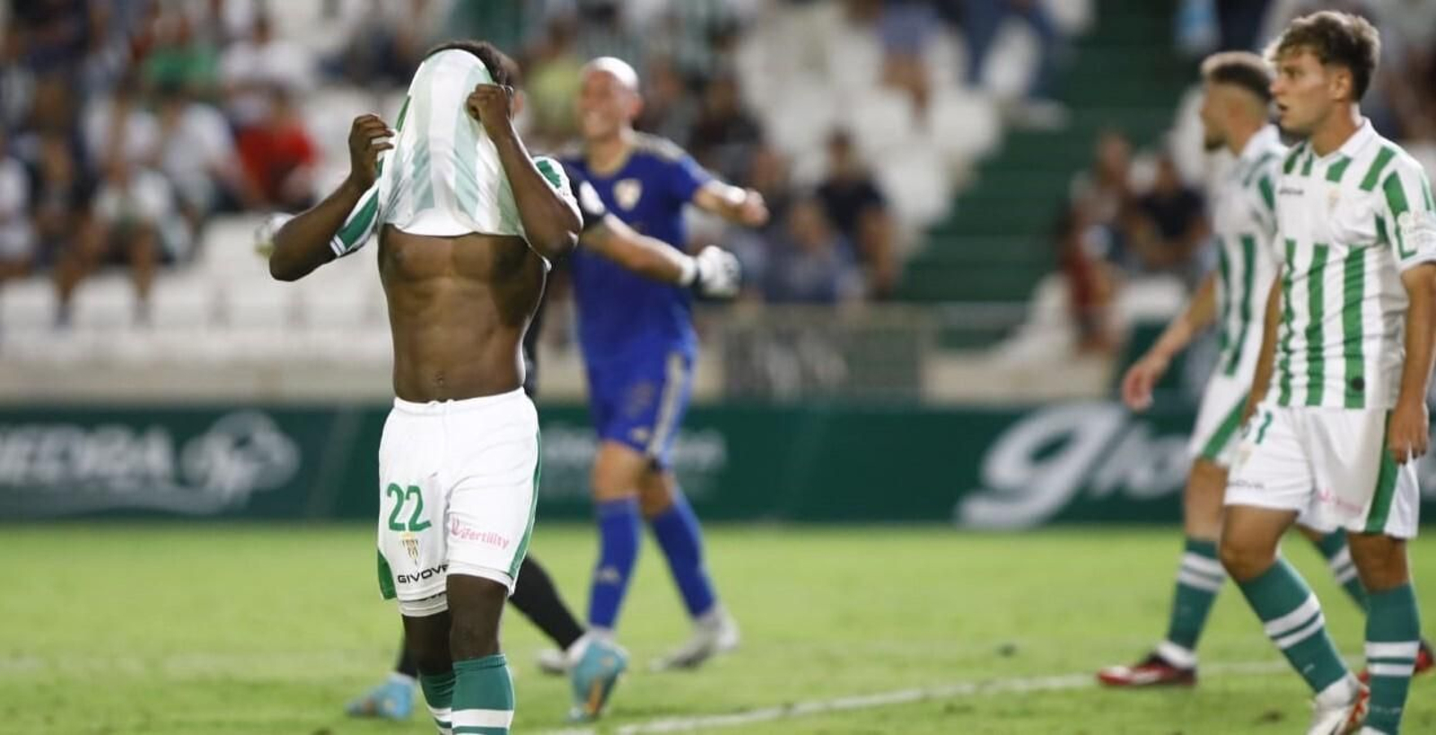 Diarra se cubre la cabeza tras el pitido final en el Córdoba CF - Linares.